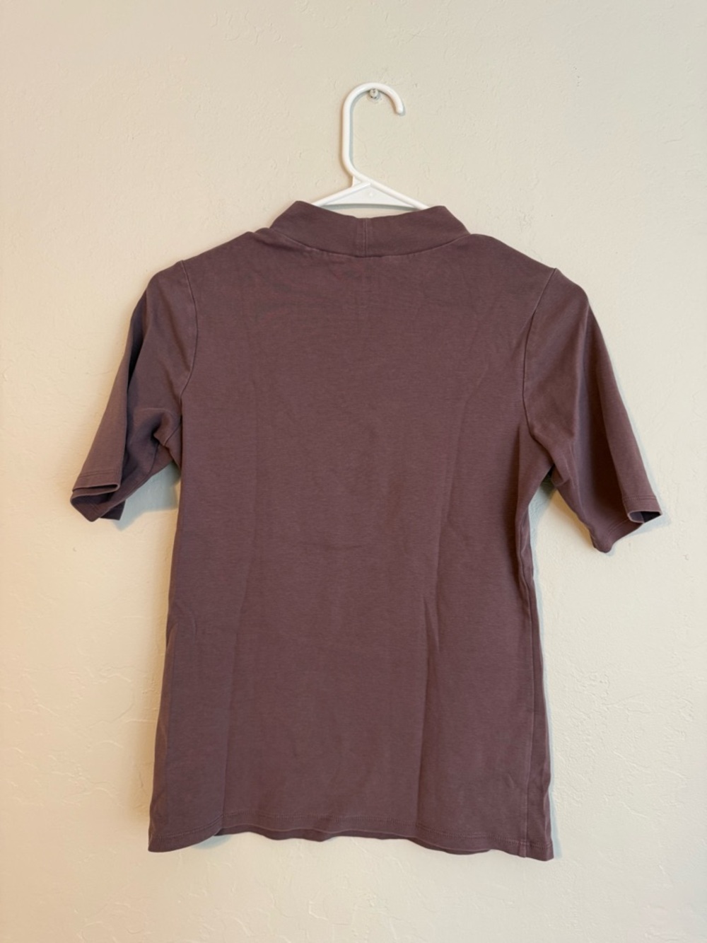 Uniqlo Women's Short Sleeve Mock Neck Top in Mauve Brown - Picture 4 of 4